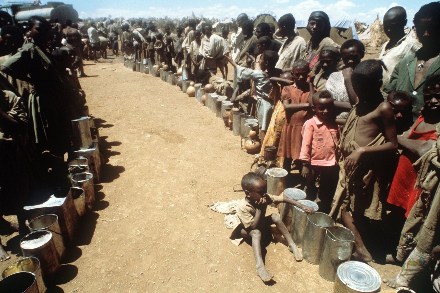 In langen Schlangen warten hungernde Äthiopier im Jahr 1983 auf Lebensmittel. Das Land litt damals unter einer jahrelangen Dürre.