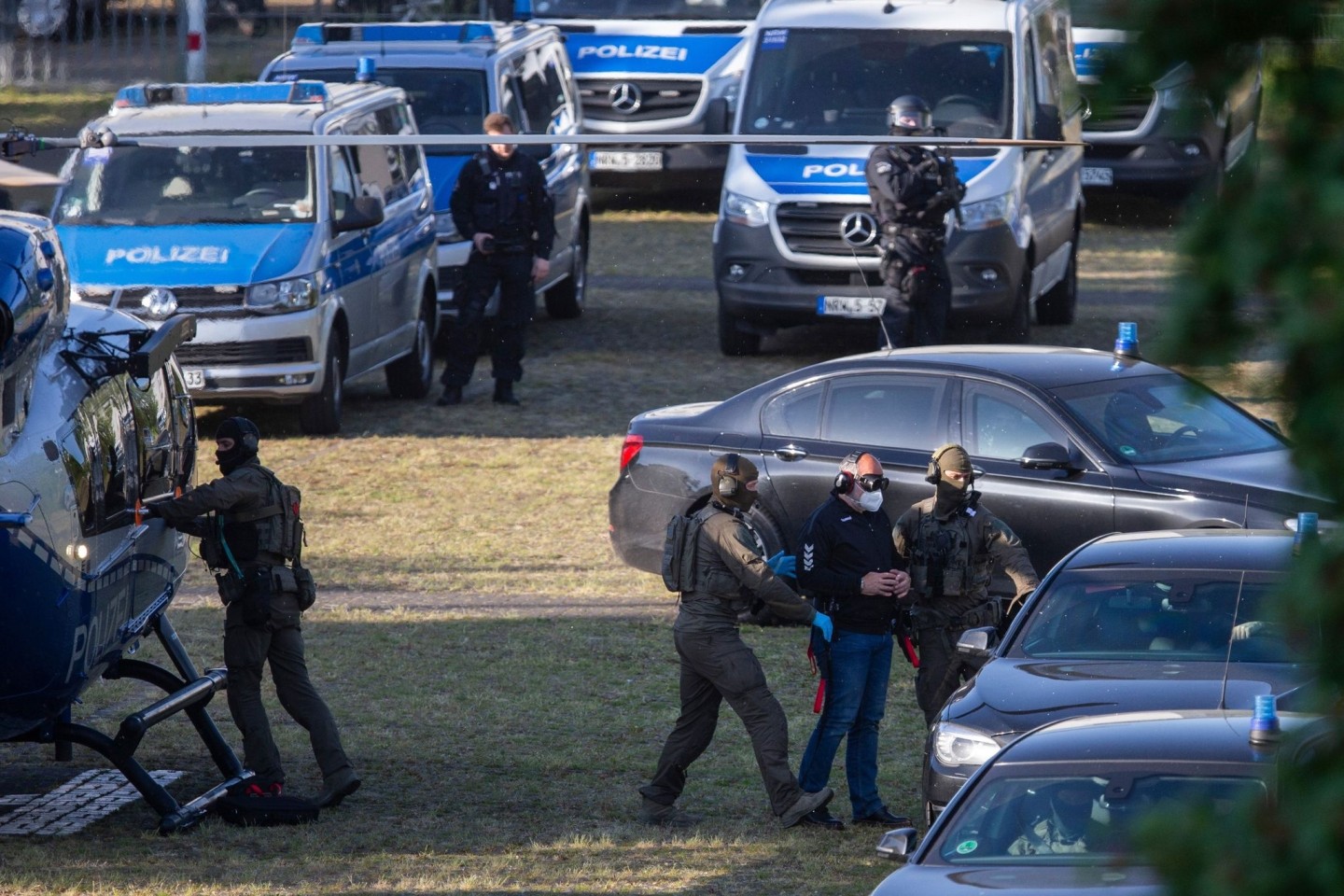 Der Angeklagte Thomas Drach (2.v.r) kommt mit dem Hubschrauber auf dem Gelände des Justizzentrums Köln an. Er wurde unter höchsten Sicherheitsvorkehrungen aus der JVA Ossendorf zu seiner ...
