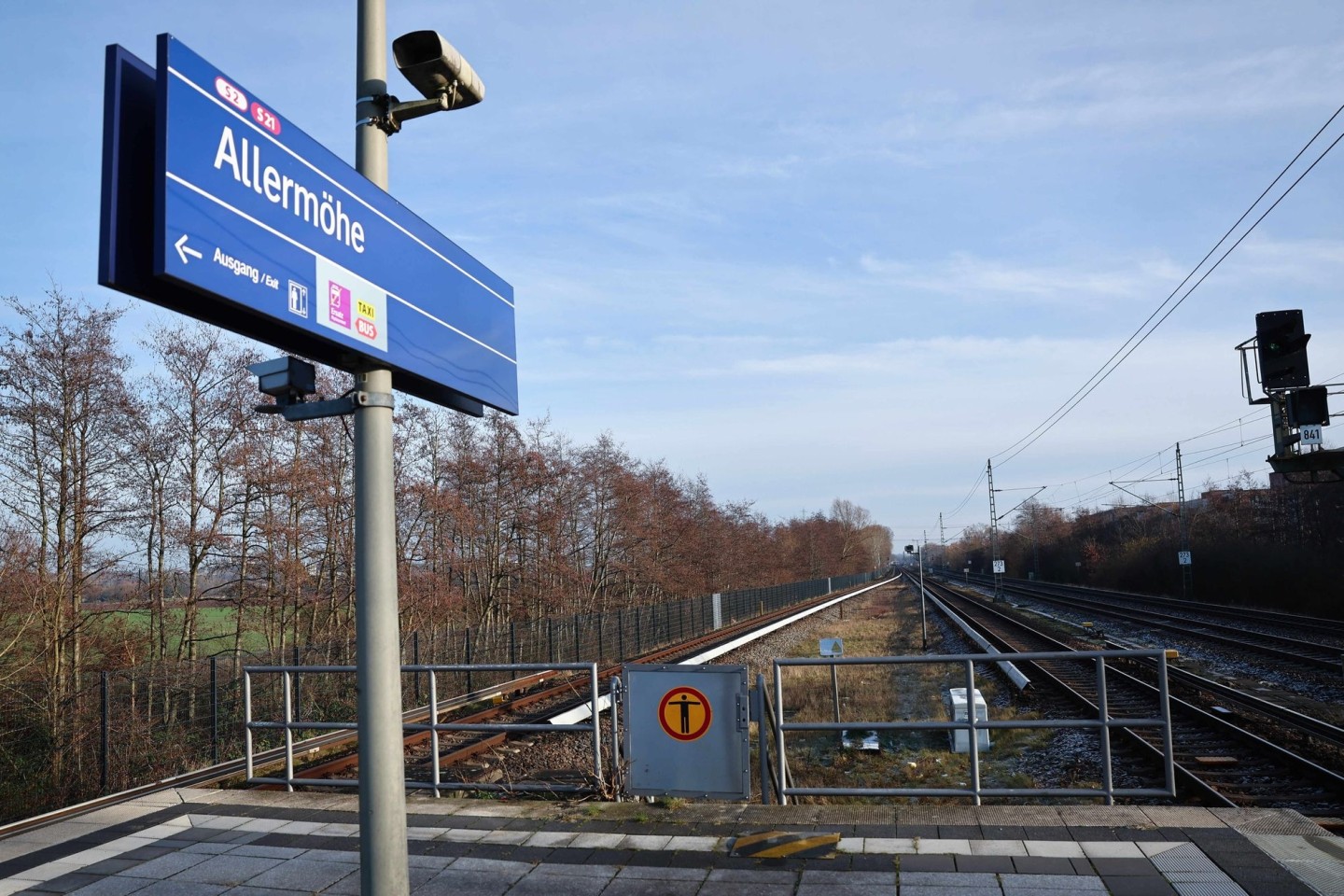 Ein Schild mit einem Pictogramm «Durchgang verboten» ist am Ende des Bahnsteigs auf dem S-Bahnhof Allermöhe zu sehen.