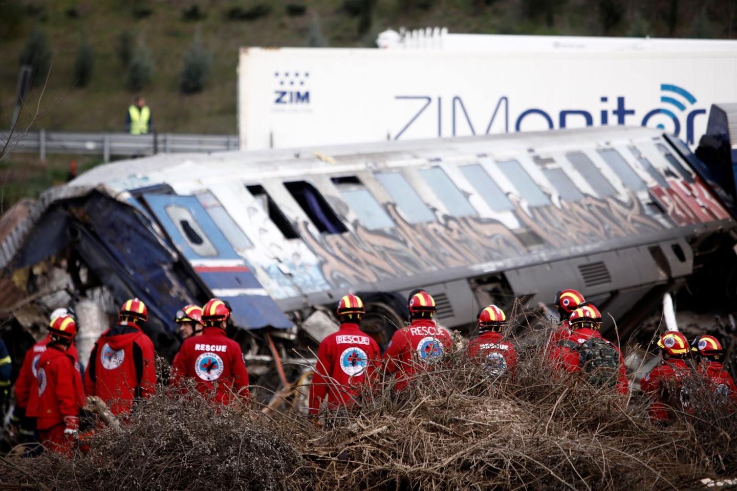 Rettungskräfte suchen in den Zugtrümmern nach Überlebenden.