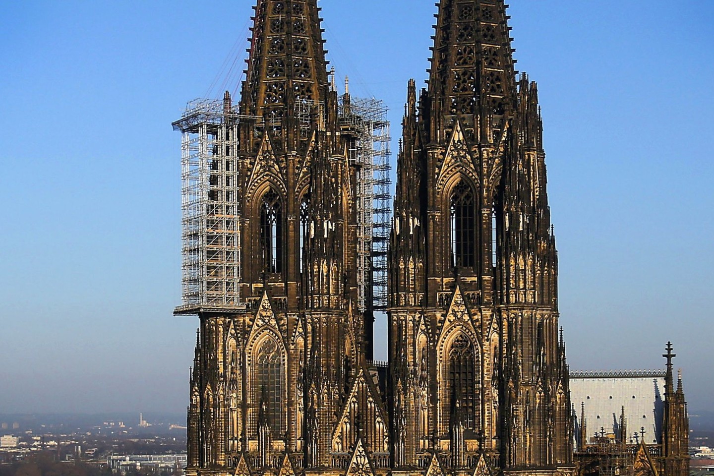 Die Westfassade des Kölner Doms mit dem Baugerüst.
