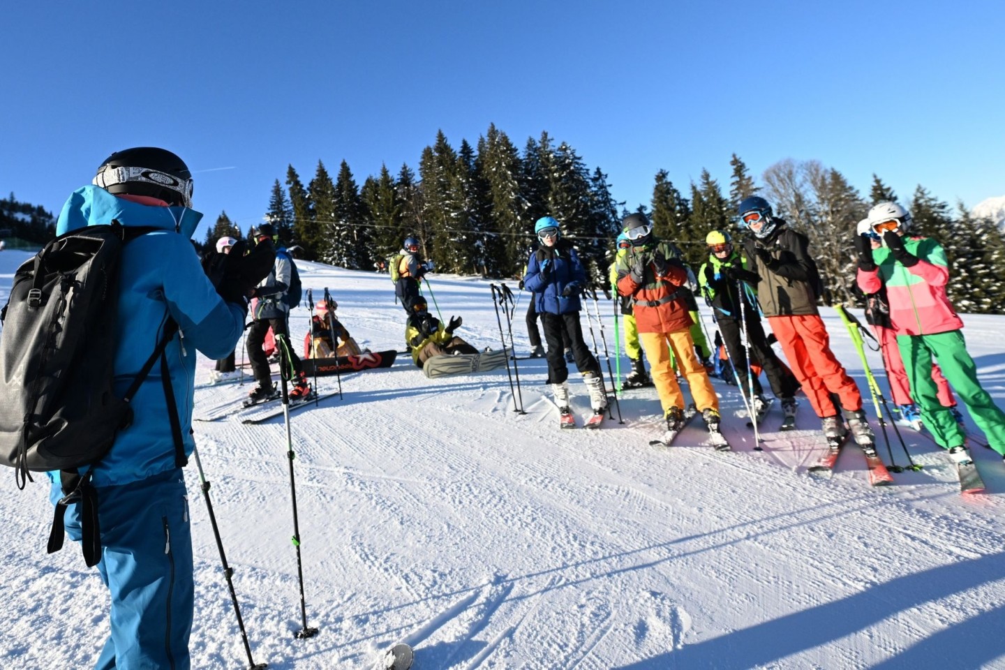 Schüler einer Realschule beim Skifahren in den bayerischen Alpen.