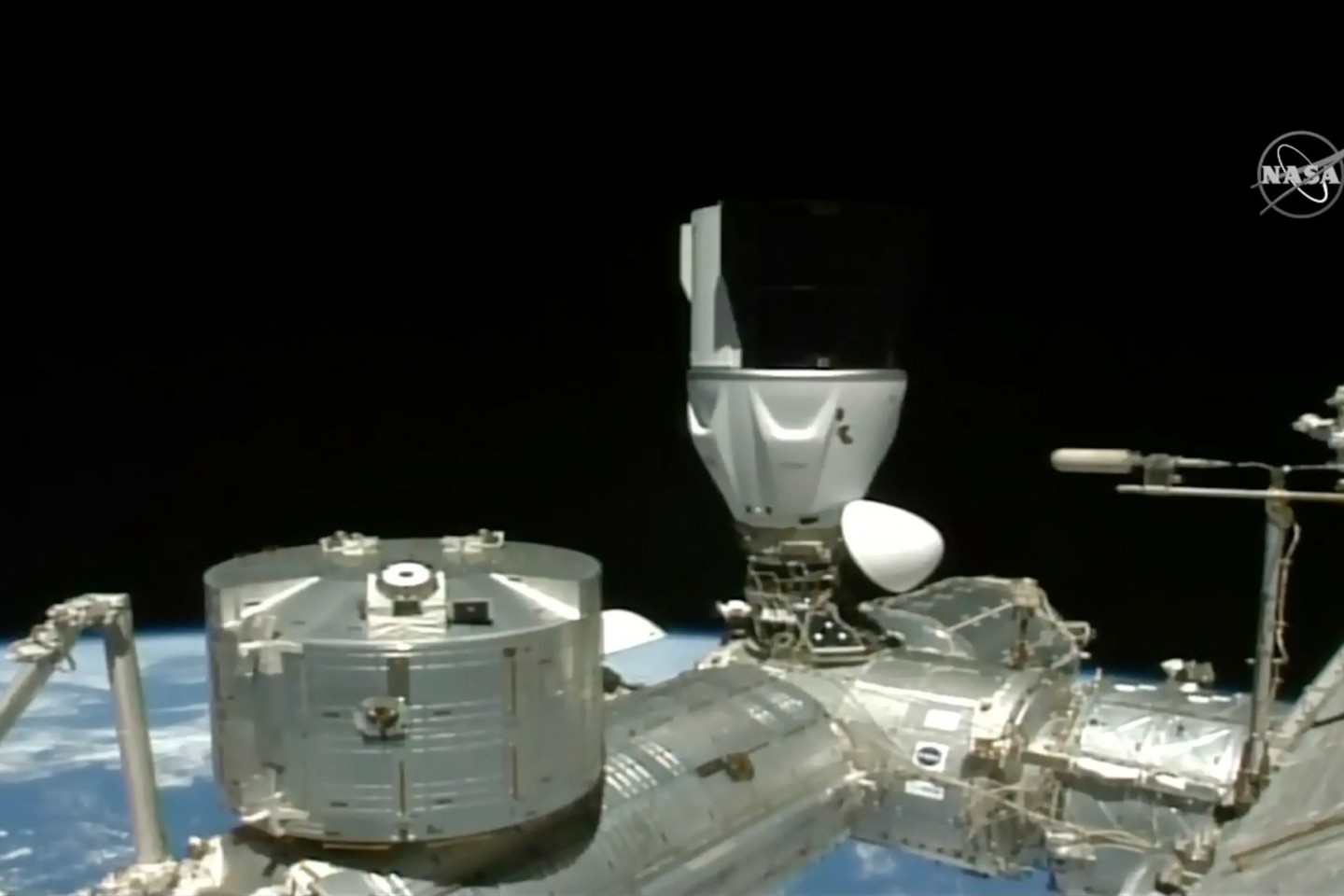 Die Space-X-Kapsel beim Andocken an die Internationale Raumstation.