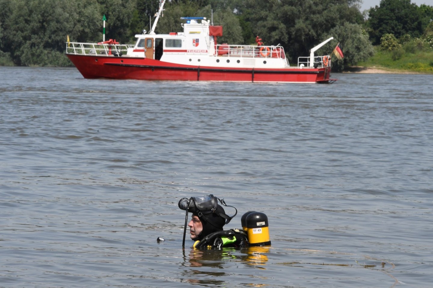 Nachdem es am Mittwoch am Rhein bei Duisburg zu einem Badeunfall gekommen war, suchte dieser Taucher der Feuerwehr nach den vermissten Mädchen. Nun sind in den Niederlanden zwei Leichen en...
