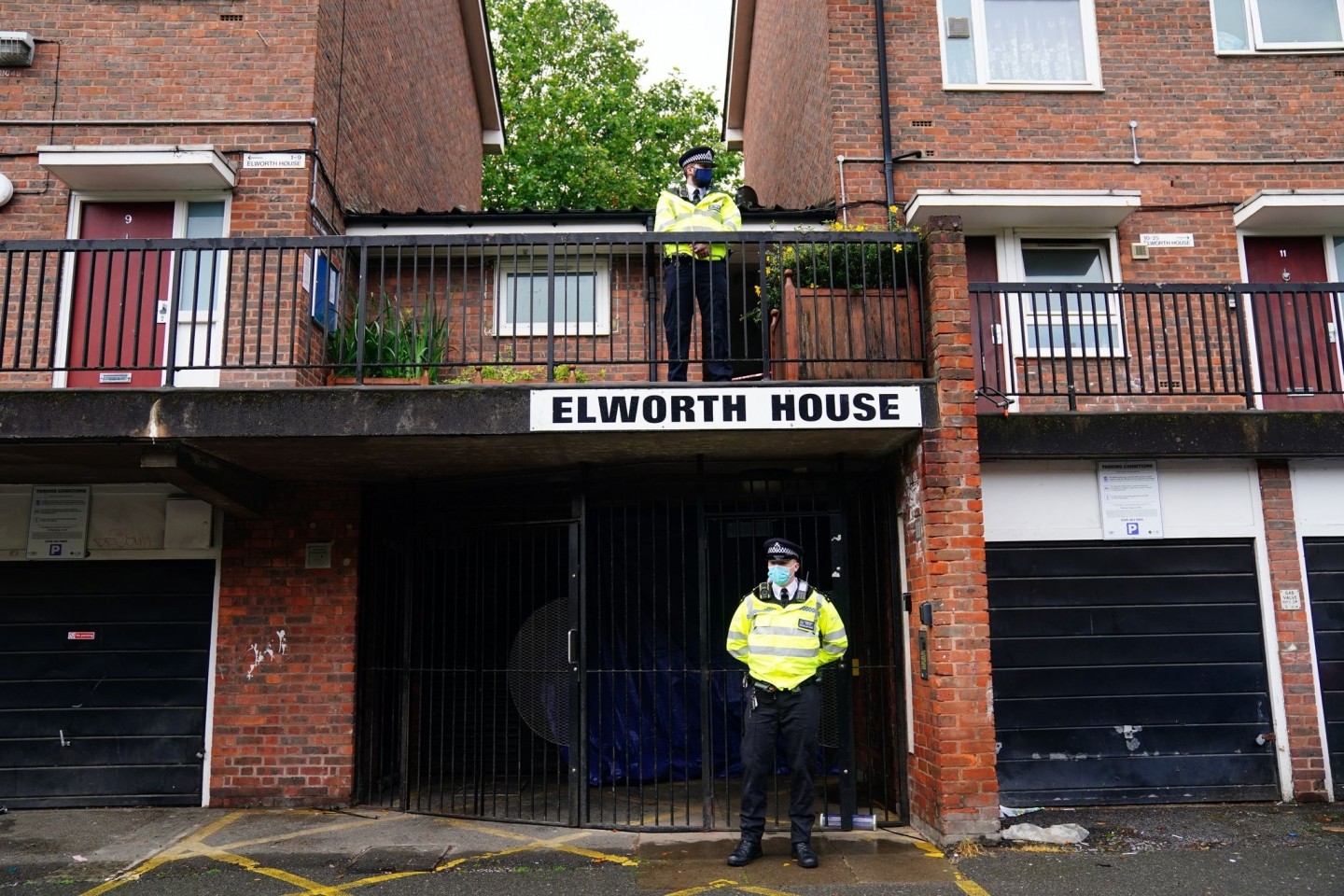 Polizisten stehen in London am Tatort, wo ein 16-jähriger Junge erstochen wurde.