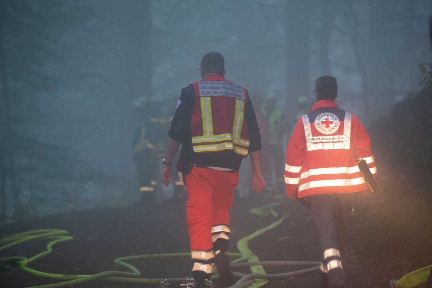 Einsatzkräfte in einem Wald bei Itterbach im Siebengebirge. Laut Polizei starben dort bei dem Absturz eines Kleinflugzeugs zwei Menschen.