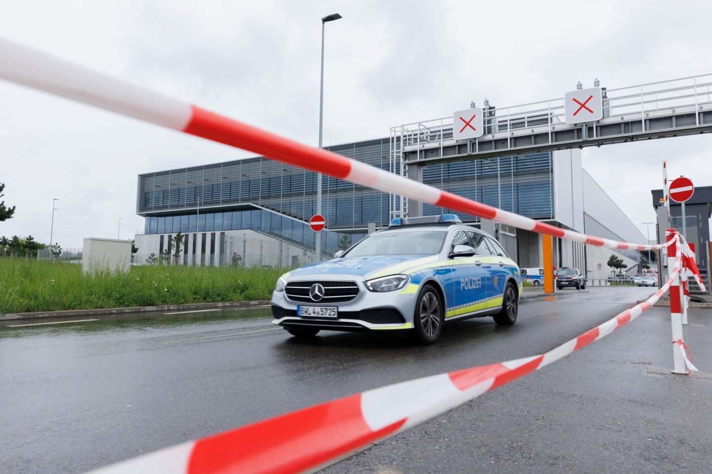 Ein Polizeifahrzeug verlässt an Tor 5 das Mercedes-Werksgelände in Sindelfingen.