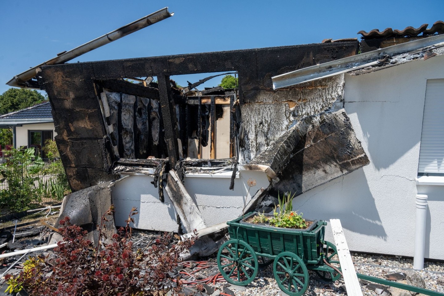 Das Haus wurde durch den Brand so stark beschädigt, dass Teile des Gebäudes eingestürzt sind.