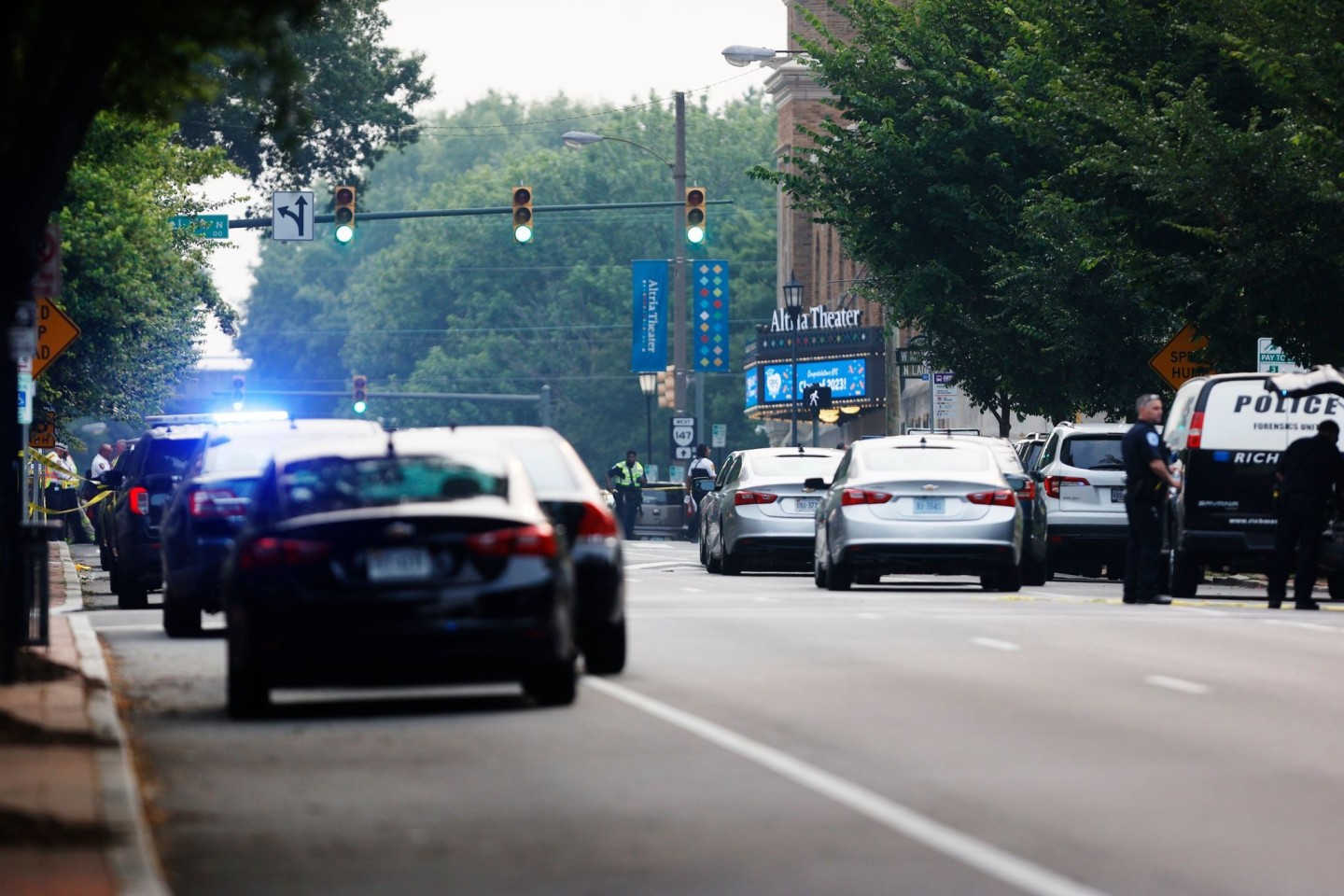Einsatzwagen der Polizei stehen vor dem Gebäude in Richmond im US-Bundesstaat Virginia, wo zwei Menschen erschossen wurden.