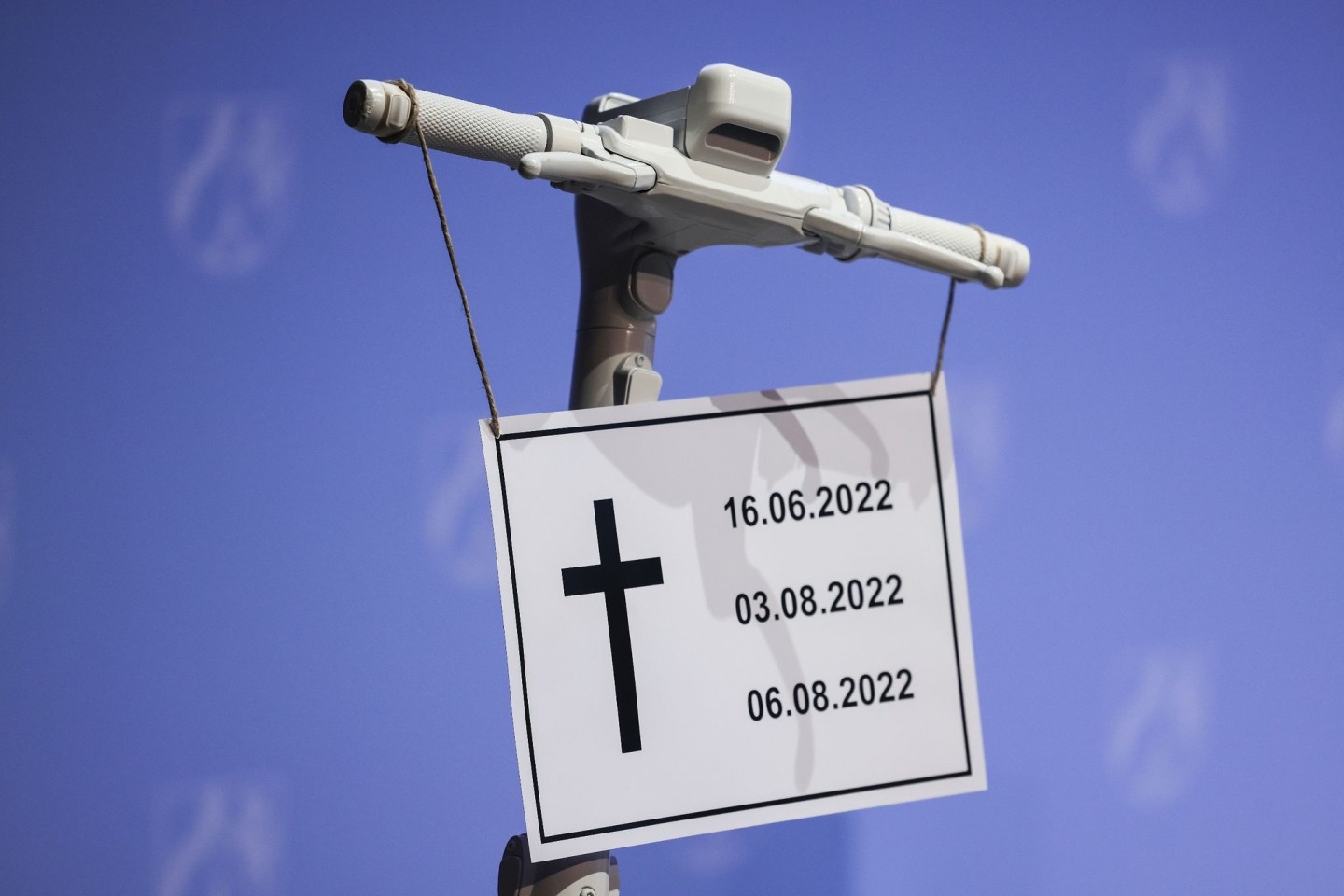 Ein Schild an einem Roller erinnert an drei im vergangenen Jahr in Nordrhein-Westfalen gestorben Scooter-Fahrer. (Symbolbild)