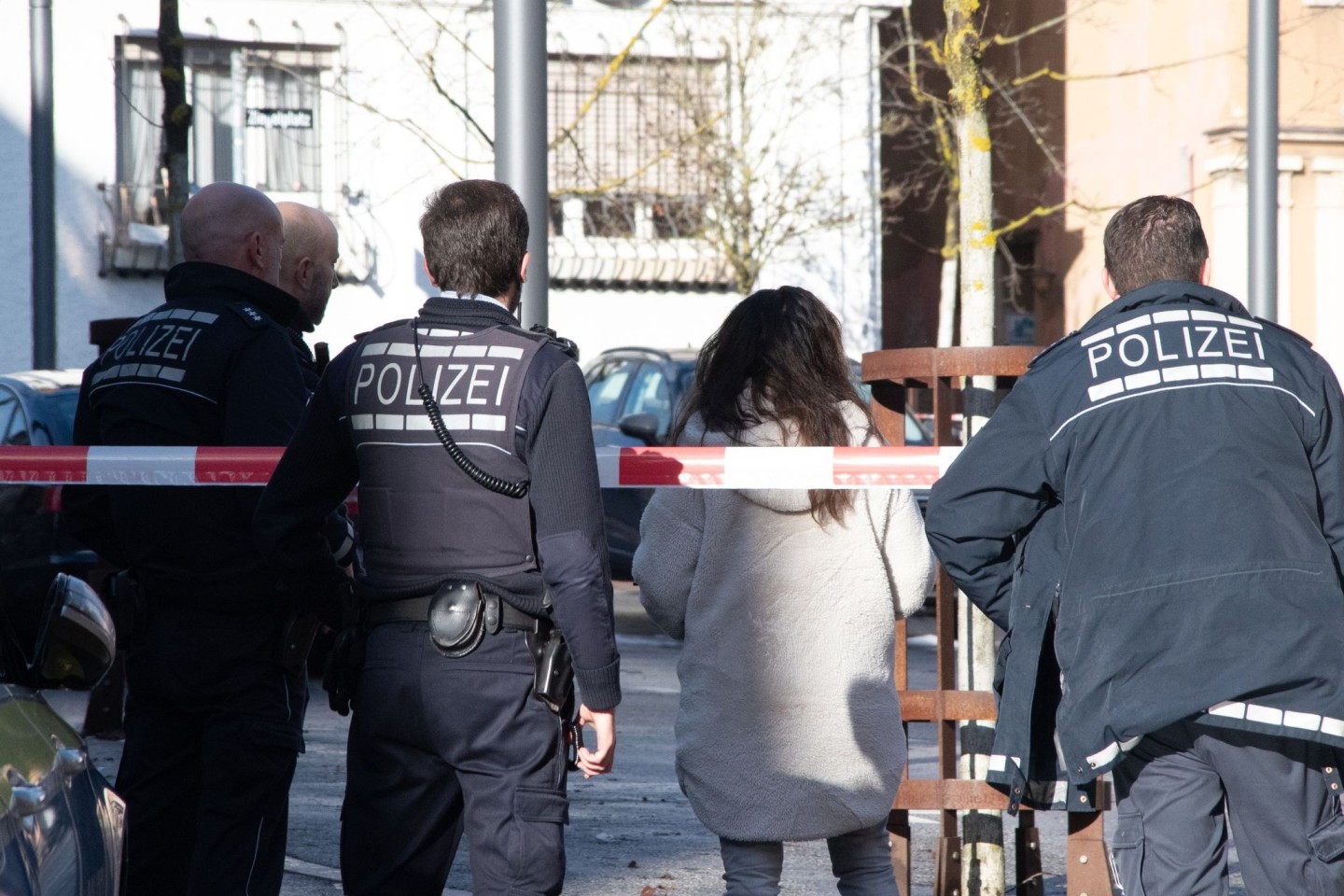 Polizisten stehen an einem abgesperrten Bereich in Albstadt-Ebingen.